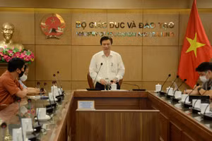 Thứ trưởng Bộ GD&ĐT Nguyễn Hữu Độ phát biểu tại buổi làm việc.