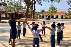 Cô Lê Thị Nếp và học trò (Ảnh chụp trước khi có dịch Covid-19).