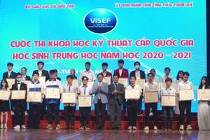 Trao giải cho các dự án đoạt gairi cuộc thi Khoa học kỹ thuật quốc gia học sinh trung học năm học 2020-2021.