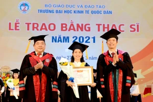 Lãnh đạo Trường Đại học Kinh tế Quốc dân trao giấy khen cho các tân thạc sĩ.