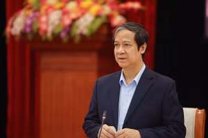 Bộ trưởng Nguyễn Kim Sơn phát biểu tại phiên họp của Ủy ban về Giáo dục và Phát triển nhân lực.