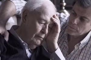 Bệnh Alzheimer gây suy giảm trí nhớ ở người cao tuổi.