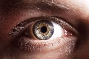 Người đàn ông có thể tùy ý co giãn đồng tử