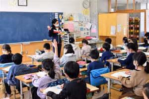 Giáo viên khuyến khích học sinh làm việc chăm chỉ để thành công.