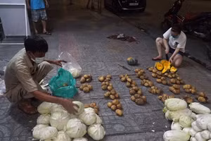 Hàng hóa sau khi tiếp nhận sẽ được các thành viên tổ Covid cộng đồng phân chia ra gói nhỏ để đem đến từng hộ gia đình.