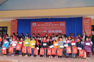 Chương trình “Mùa xuân của em” do Hội Nhà báo Việt Nam chủ trì trao quà cho HS có hoàn cảnh khó khăn tại Bắc Kạn. 