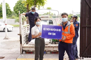 Anh Phạm Quốc Việt - Đội trưởng Đội hỗ trợ sơ cứu FAS Angel tặng quà thiện nguyện.