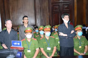 Bị cáo Phạm Chí Dũng (đứng, bìa phải) cùng các bị cáo tại phiên tòa ngày 5/1. Ảnh: CTV