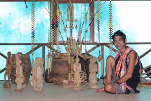 Nghệ nhân Rơ Châm Tih và một góc văn hóa Tây Nguyên.