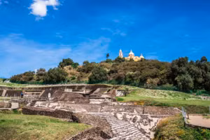 Nhà thờ nằm trên đỉnh kim tự tháp khổng lồ.