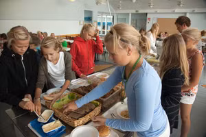 Học sinh Phần Lan ăn trưa miễn phí tại trường.