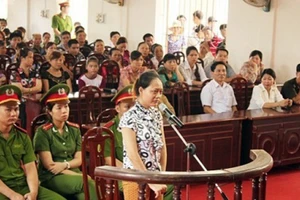 Bị cáo Liên trước vành móng ngựa.