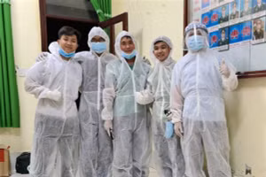 Bác sĩ Trần Tấn Phát (bìa trái) cùng đồng nghiệp trước khi tiếp nhận kiều bào về khu cách ly tập trung. 