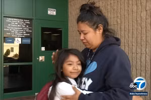 Đi đường thấy bé gái bị bắt cóc, người phụ nữ cứu mạng đứa trẻ bằng một câu nói