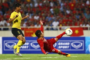 Malaysia (áo nhạt) quyết tâm đòi món nợ thua 0-1 trước đội tuyển Việt Nam.