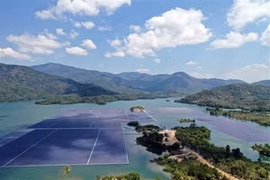 Mô hình điện mặt trời được lắp đặt trên mặt nước.