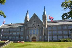 Tòa nhà chính của Đại học Khoa học và Công nghệ Na Uy ở Trondheim. Ảnh: Wikiwand