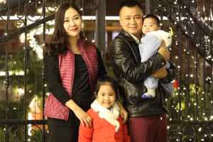 NSND Tự Long bên gia đình.