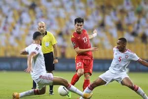 Tiến Linh (áo sẫm) ghi bàn trong cả 2 trận đấu giữa đội tuyển Việt Nam gặp đội tuyển UAE.