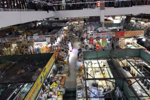 Chợ Hàn khá vắng khách trong dịp cận Tết Nguyên đán. 