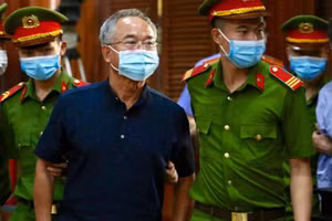 Ông Nguyễn Thành Tài được áp giải ra phiên tòa.