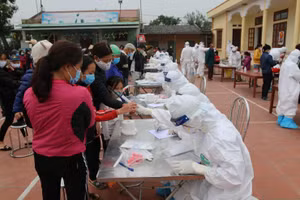 Người dân Hải Dương xếp hàng chờ xét nghiệm Covid-19. Ảnh: Bộ Y tế cung cấp.