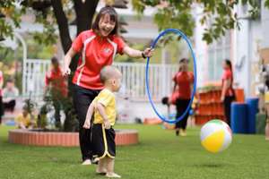 Khu vui chơi khang trang, phong phú thiết bị đồ dùng, đồ chơi của Trường MN Trung Tự. 