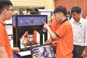 Sinh viên Trường ĐH Lạc Hồng tham gia cuộc thi về sáng tạo khởi nghiệp. 