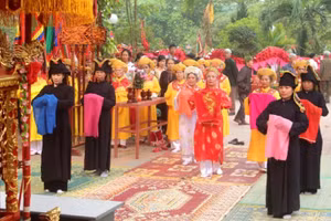 Đoàn rước báo công trước Hoàng Công Chất cùng các tướng lĩnh và cầu mong mưa thuận, gió hòa, mùa màng tốt tươi.