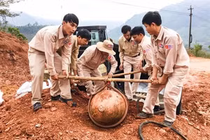 Những nhân viên MAG đang tiến hành các bước để xử lý quả bom chưa phát nổ.
