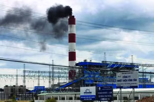 Cột khói tại nhà máy nhiệt điện Vĩnh Tân. Ảnh: IT