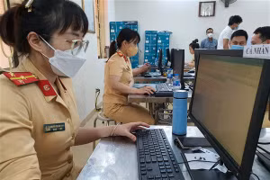 Lực lượng CSGT túc trực 24/24 giờ để gấp rút hoàn thành thủ tục cấp Giấy đi đường cho người dân. 