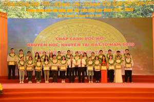 Ông Bùi Văn Quang - Phó Bí thư Tỉnh ủy, Chủ tịch UBND tỉnh và ông Nguyễn Kim Anh - Phó Thống đốc Ngân hàng Nhà nước Việt Nam tặng thưởng cho các em học sinh đạt giải HSG quốc gia, quốc tế trong chương trình Chắp cánh ước mơ năm 2020.