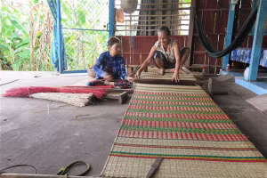 Bên cạnh nhiều hộ dệt máy vẫn còn nhiều hộ giữ nghề dệt thủ công truyền thống.