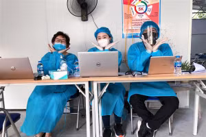 Giáo viên Trường THPT Hoàng Cầu (Hà Nội) góp phần chống dịch.