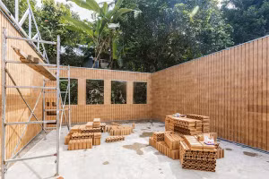 Các bức tường được lắp ráp từ nhựa tái chế.