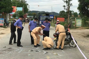 Một vụ tai nạn xe mang biển AA xảy ra trên địa bàn TP Điện Biên Phủ.