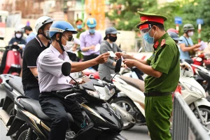 Nhiều chốt vẫn tụ tập đông người làm nhiệm vụ kiểm tra người tham gia giao thông.