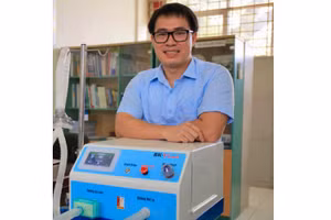 PGS.TS Vũ Duy Hải và máy thở BK-Vent. 