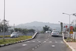 Học viên thực hành sát hạch lái xe tại 1 cơ sở dạy lái của tỉnh Đắk Lắk.