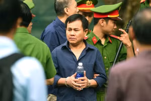 Thanh Minh Hùng (giữa) trong phiên tòa trước đây. Ảnh: IT