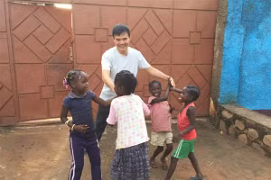 Thiếu tá Lê Ngọc Sơn và các em thiếu nhi Cộng hòa Trung Phi.