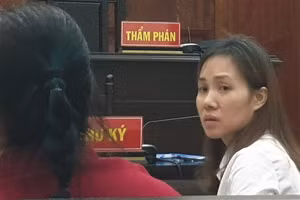 Bà Hoàng Thị Lệ Quyên (phải) tại một phiên tòa trước đây.