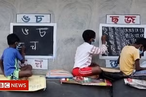 Học sinh ngồi học trên vỉa hè tại bang Tây Bengal, Ấn Độ.