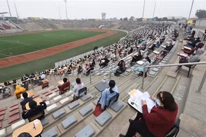 Thí sinh dự thi tại sân vận động ở Peru.