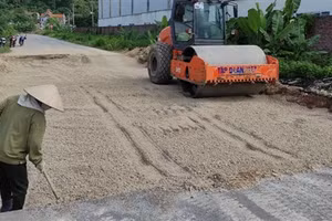 Nhà thầu khắc phục sự cố tại đoạn đường xuống cấp.