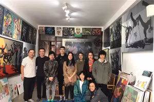 Giám tuyển Trần Lương (thứ hai từ trái sang) và các nghệ sĩ trẻ. (Ảnh Nguyễn Xuân Hoàng).