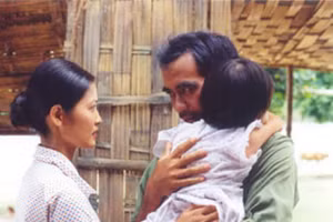 Thúy Hà (vai Hạnh) và Lưu Trọng Ninh (vai Vạn) trong phim Bến không chồng chuyển thể từ tiểu thuyết cùng tên của Dương Hướng. Nguồn ảnh: IT.