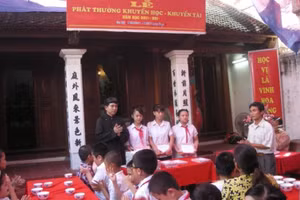 Nhiều dòng họ gây quỹ khuyến học và trao thưởng dịp Chạp họ.