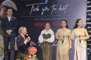 Nhạc sĩ Ngọc Khuê cùng các ca sĩ trẻ trong đêm nhạc và ra mắt sách “Tình yêu tự hát”.